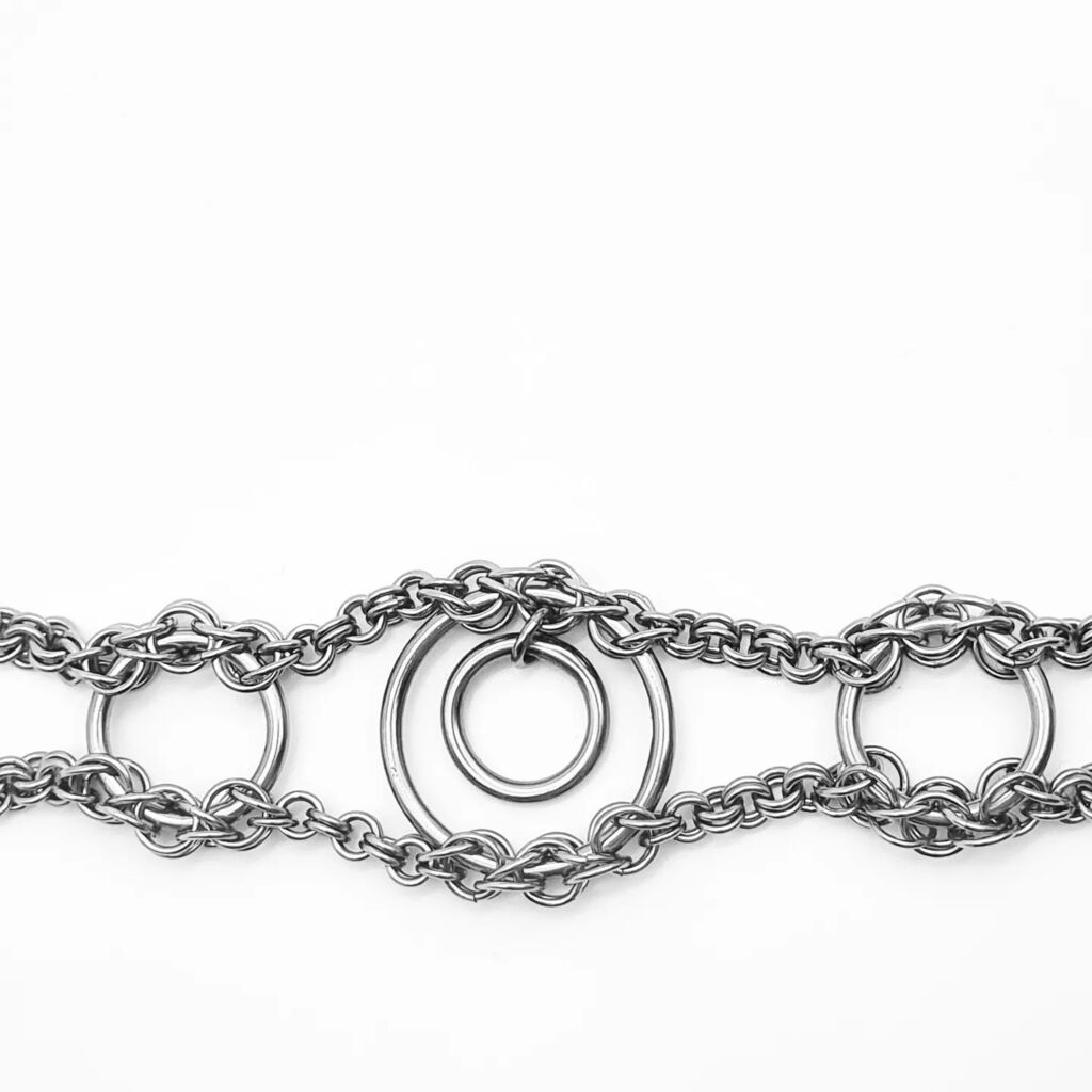 Unchained_Clare's tweet photo. Inspired by @kingdomchains (via a convoluted path through my brain, a look on Mailleartisans, and some trial and error) this collar is also inspired by the Lylo weave. 

It would suit a slim neck as it looks a bit weird on me, but I think it'll make a be… https://t.co/iY1XWmAlZg https://t.co/uGoxbN0xWP