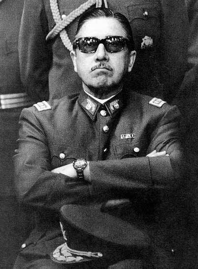 PazPinter's tweet image. Nos obligaban todas las mañanas a mis 10 años, a desfilar como militares por la periferia del colegio, me aprendí de memoria, "brazas a ceñir" y otros himnos. El niño que era, se vestía de héroe, mientras lanzaban cuerpos al Mapocho. Mi profesora se aguantó las ganas de llorar.
