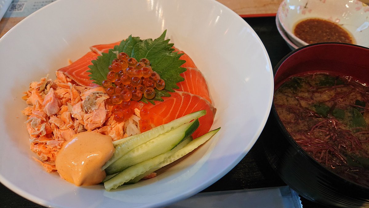 Takashi732012's tweet photo. 朝ごはん🌄🍴
女川に来たらやっぱり海鮮丼🍚
贅沢サーモン2色丼🐟️
美味しかった😋
#おかせい
食後のデザートは、
塩アイス🍨😋
#onagawafactory
#女川町 https://t.co/TWSXuZ6Yj6