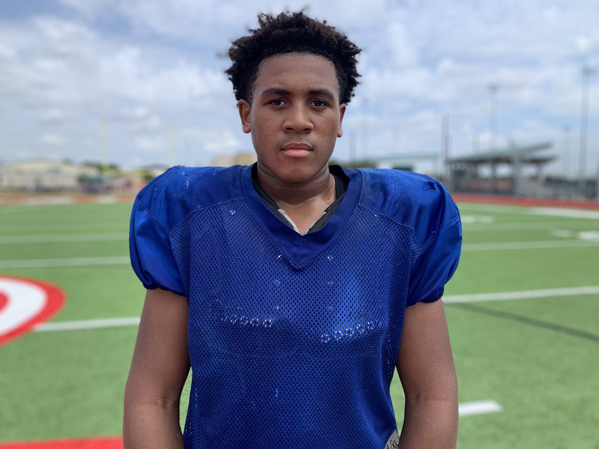 BHoward_11's tweet image. 2025 Frost HS (Tex.) ATH Mario Porter (@MarioAporter). 

Porter is a healthy sized prospect at 6-2, 240lbs. 

Porter will contribute on both sides for Frost but could see his long term future at RB depending on how he develops. 

@CoachGibson32