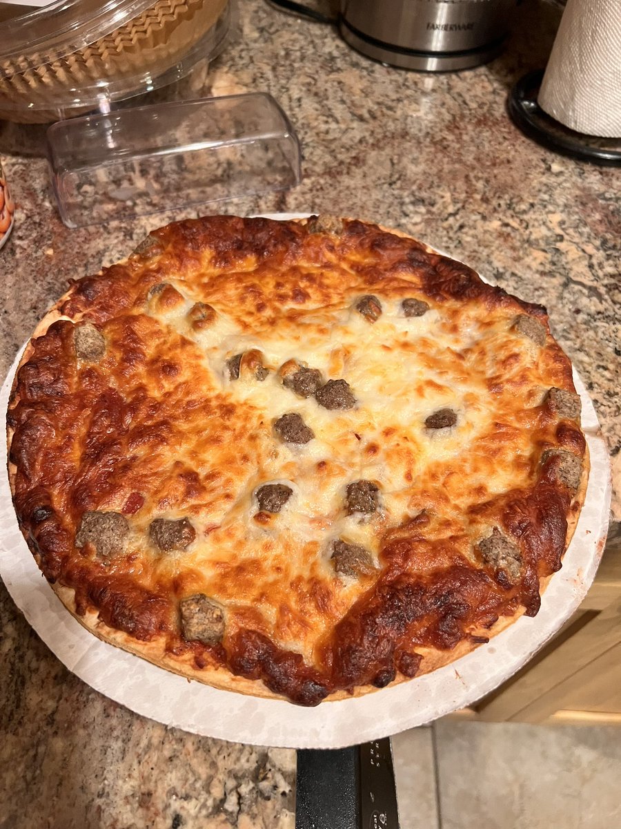 Tinger_3's tweet photo. The fish weren’t cooperating today but I came home to this @7thavenuepizza meatball and pepperoni so no complaints! #HiMeat https://t.co/69sEE90May