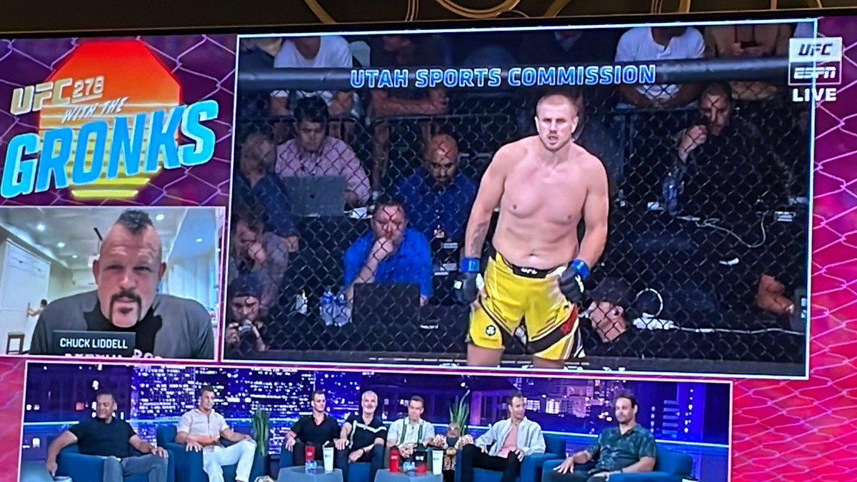 Ritofest's tweet photo. Good god let’s add @ChuckLiddell to the mix now and is that a naked lady behind him? I’m not even watching the fights now 🙄😡🤬 I don’t wanna watch @RobGronkowski family watching @ufc https://t.co/n1bPiK6NJH