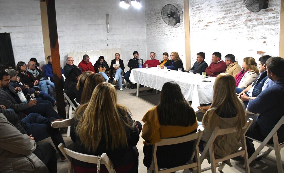 LeandroZdero's tweet photo. #CONSTRUYENDO ahora en 📍Las Breñas junto a Concejales y referentes de @SumarChaco de la zona. Qué bueno volver a vernos 💪🏻
#EstamosEnTerritorio
#SumandoYMultiplicando 
@ucrcarmenbritto https://t.co/45uQTJbmFJ
