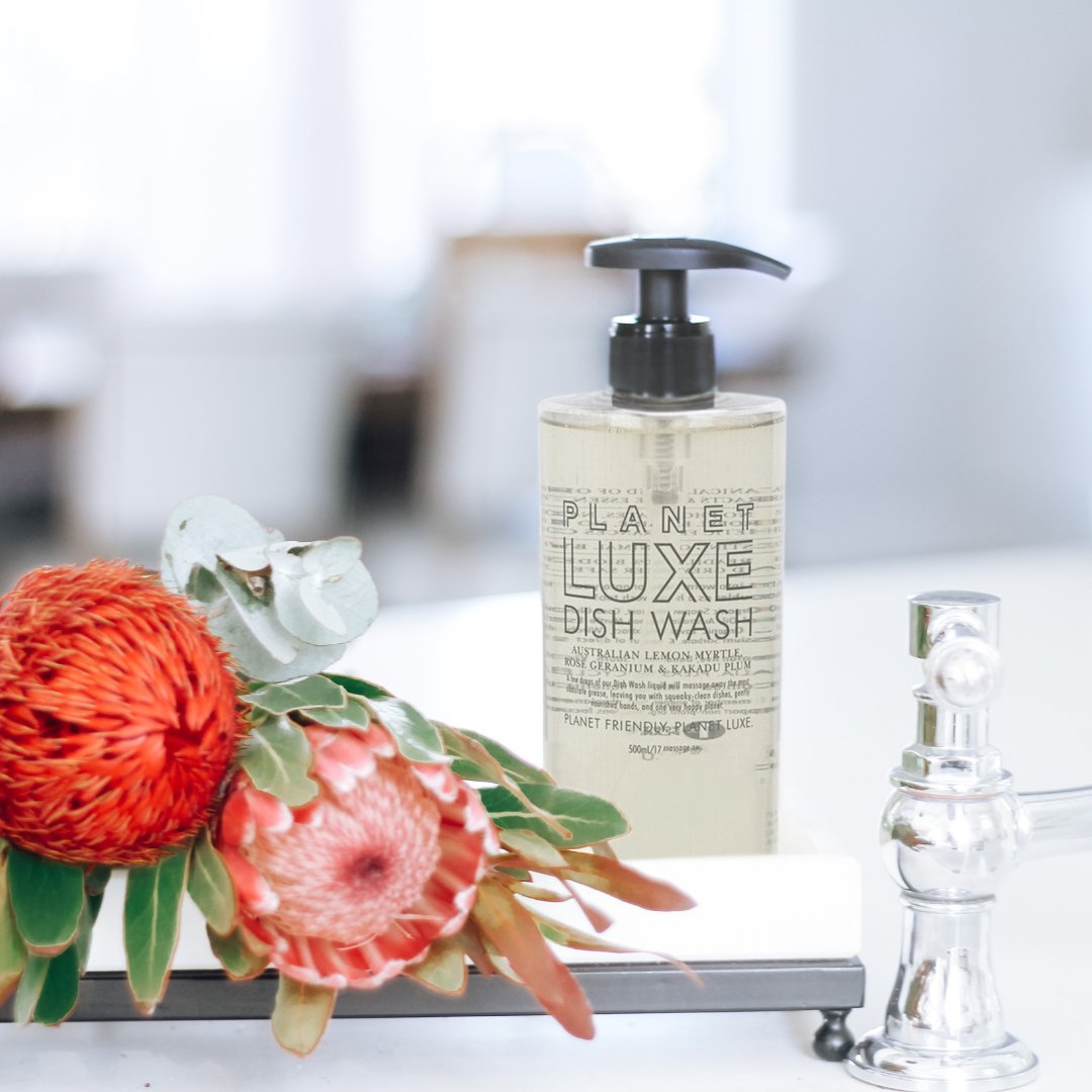 Just one squirt into warm water or onto your dish brush extirpates grease and foodstuffs. Doubles as a hand wash too! #PlanetLuxe
#innovativebrands #innovative #tradeshow #australiantradeshow #designer #interiordesigner #australiandesign #luxelife #luxehome #naturalhousehold