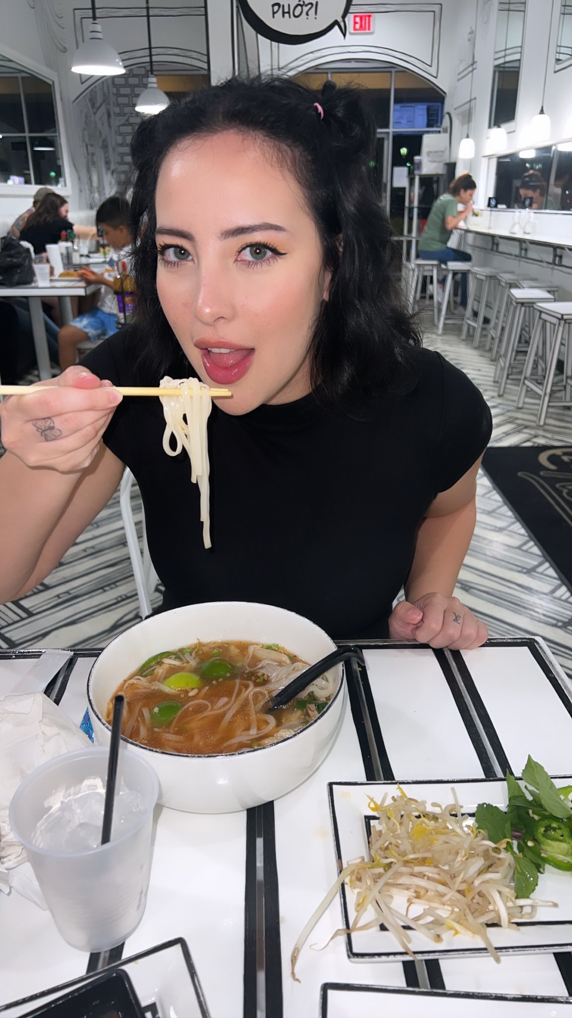 TW Pornstars - 2 pic. Woe. Twitter. POV ur tinder date watches anime. 2