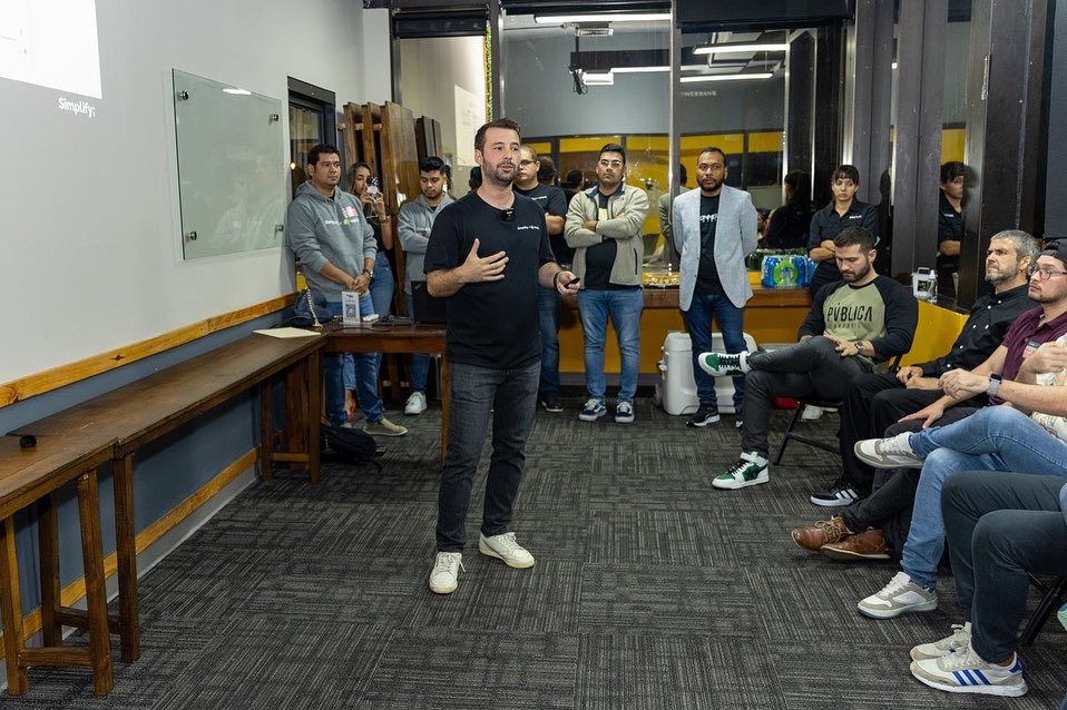 obethseguinot's tweet photo. Tuve el honor de ser invitado por mi hermano @eliasman al primer #ShopifyMeetup de Panamá para compartir sobre #CustomerFirstMarketing con la creciente comunidad de #ecommerce del país. Seguimos aportando a el crecimiento de la industria de #ecommerce en #LATAM. https://t.co/T1OIvWzfIY