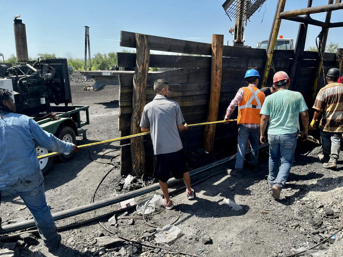 CNPC_MX's tweet photo. A las Fuerzas Armadas, la @CFEmx, @conagua_mx, gobiernos estatales y municipales, expertos de universidades públicas, empresas, equipos especializados, grupos de rescate y trabajadores #mineros rescatistas voluntarios, nuestro mayor reconocimiento por su participación solidaria”. https://t.co/YY1oFbSlGS