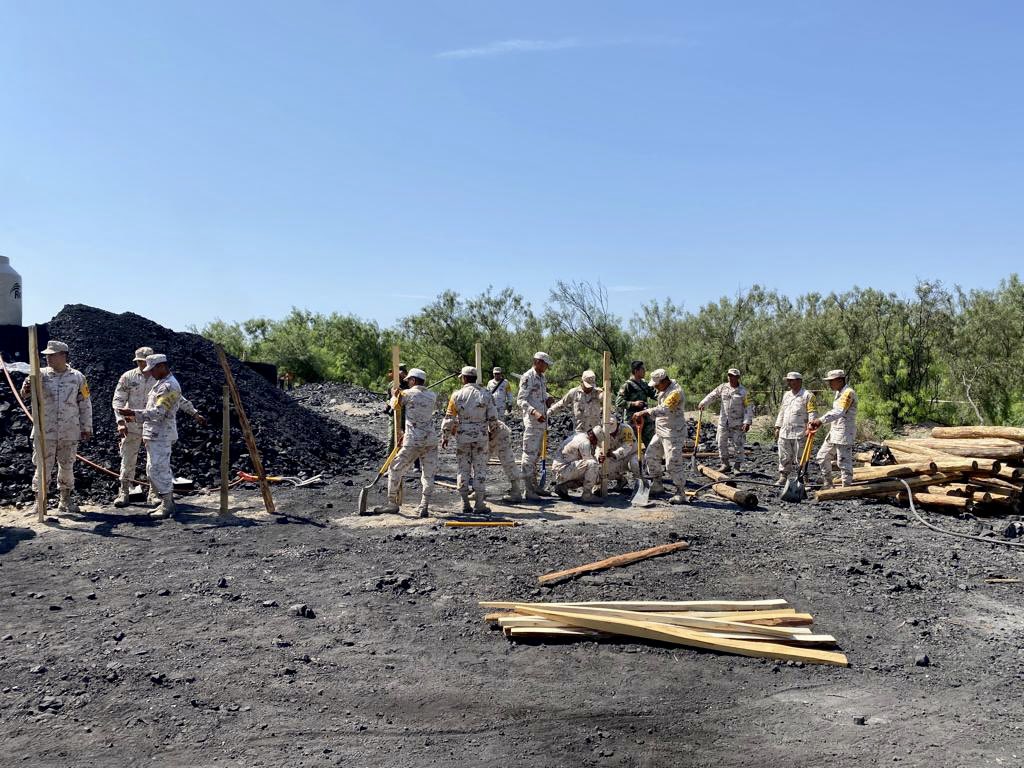 CNPC_MX's tweet photo. A las Fuerzas Armadas, la @CFEmx, @conagua_mx, gobiernos estatales y municipales, expertos de universidades públicas, empresas, equipos especializados, grupos de rescate y trabajadores #mineros rescatistas voluntarios, nuestro mayor reconocimiento por su participación solidaria”. https://t.co/YY1oFbSlGS