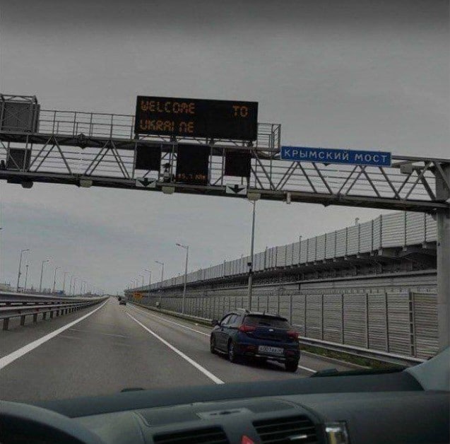 Odessa_Journal's tweet photo. At the entrance to the Crimean bridge, the inscription "Welcome to Ukraine" appeared 😂

#CrimeaIsUkraine #CrimeanBridge #Ukraine️ https://t.co/OFq8x7irzb