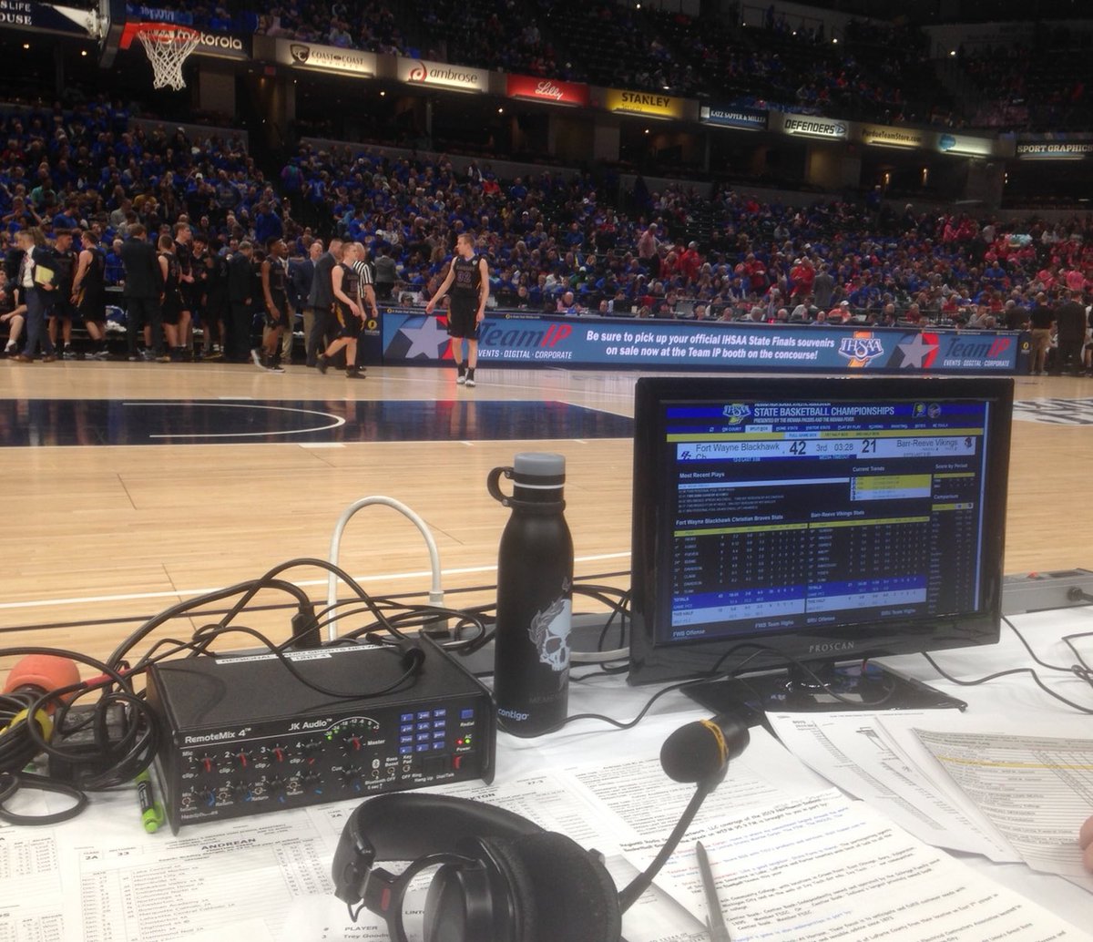 thedullguy's tweet photo. On #NationalRadioDay this was the view for my final broadcast. @59ersBoysHoops state title game victory at @GainbridgeFH. #HoosierHysteria #In49StatesItsJustBasketball #RegionKid https://t.co/oydamLCy0z