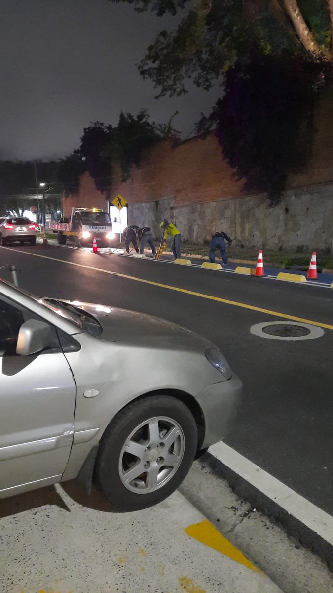 ChefManey's tweet photo. A esta hora de la noche, retiran los separadores de la ciclovía en Avenida El Almendro… https://t.co/ys3uDMTuu9