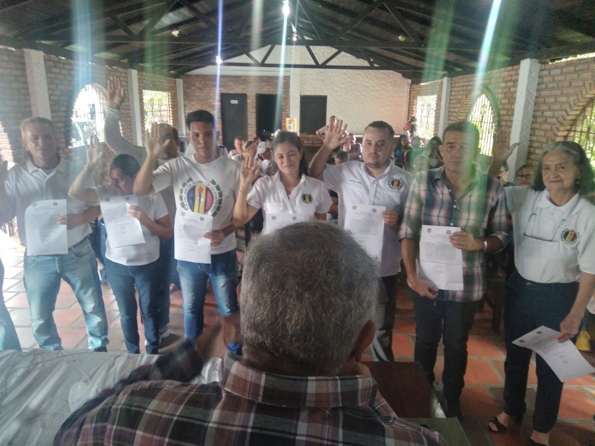 Miltono74979824's tweet photo. @ADTachirense trabajando sin parar hoy #Sab20 se Juramento al Comité Municipal de Torbes por parte del @dipmiguelreyes Secretario General Seccional, fortaleciendo las bases de la estructura @ADVenezuelaa #CaminoHaciaEl2024 con @adbernabe #Presidente https://t.co/M6cqgsePsd