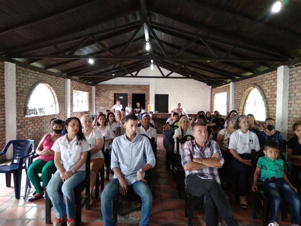 Miltono74979824's tweet photo. @ADTachirense trabajando sin parar hoy #Sab20 se Juramento al Comité Municipal de Torbes por parte del @dipmiguelreyes Secretario General Seccional, fortaleciendo las bases de la estructura @ADVenezuelaa #CaminoHaciaEl2024 con @adbernabe #Presidente https://t.co/M6cqgsePsd
