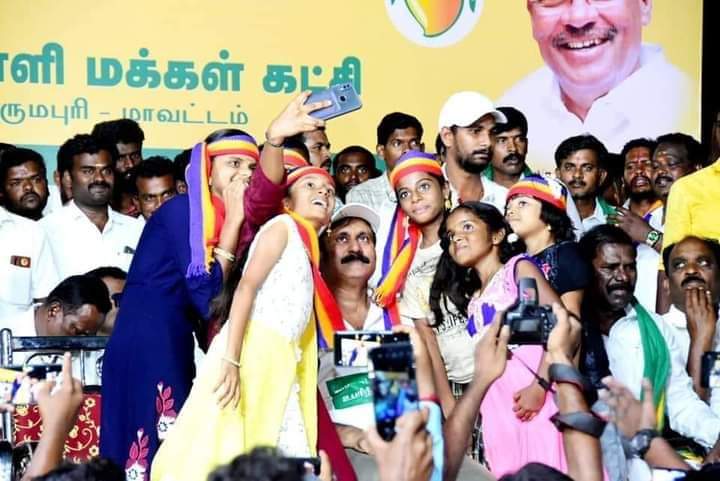 vinobha's tweet photo. அடுத்த தலைமுறையுடன் இளம் தலைவர் டாக்டர் அன்புமணி ராமதாஸ்😍

*காவிரி உபரி நீர் திட்ட பிரச்சார பயணத்தின் போது எடுத்த படங்கள். 
#தருமபுரிக்குகாவேரிஉபரிநீர் https://t.co/czvkMKqGxE