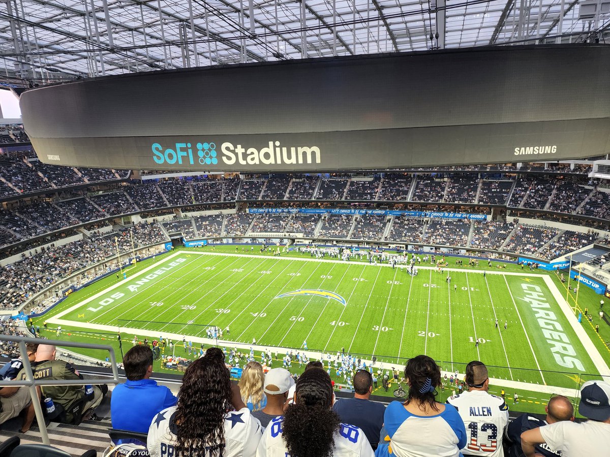 Vrabel56's tweet photo. Dear @RamsNFL, we pay our $1 rent a year for a working fucking Oculus. I hope you get sued out your ass for this not working. Breach of contract. #CheapRams #WorstOwner #FixYourShit #StadiumRoomies https://t.co/MmlkzrVehx