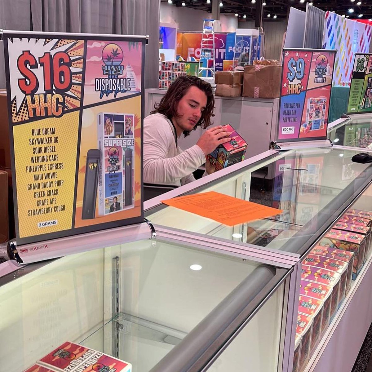 john48115924's tweet photo. Stop by the show and get your samples #ASD # Miami High #D8 https://t.co/fM7U5chlDL