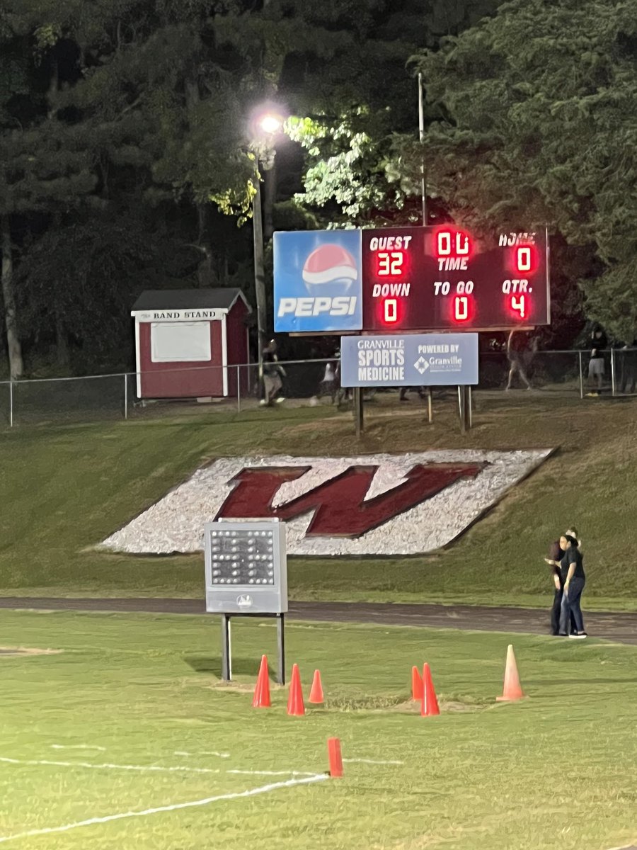 AnissaLittle1's tweet image. Doing what he loves!!! I see ya Coach Derrin Little!!!
#coachlittlejr!!
#offensivecoordinator
#pearsonhighschool
#proudparentsinthestands!!!
#gotthewin!!!