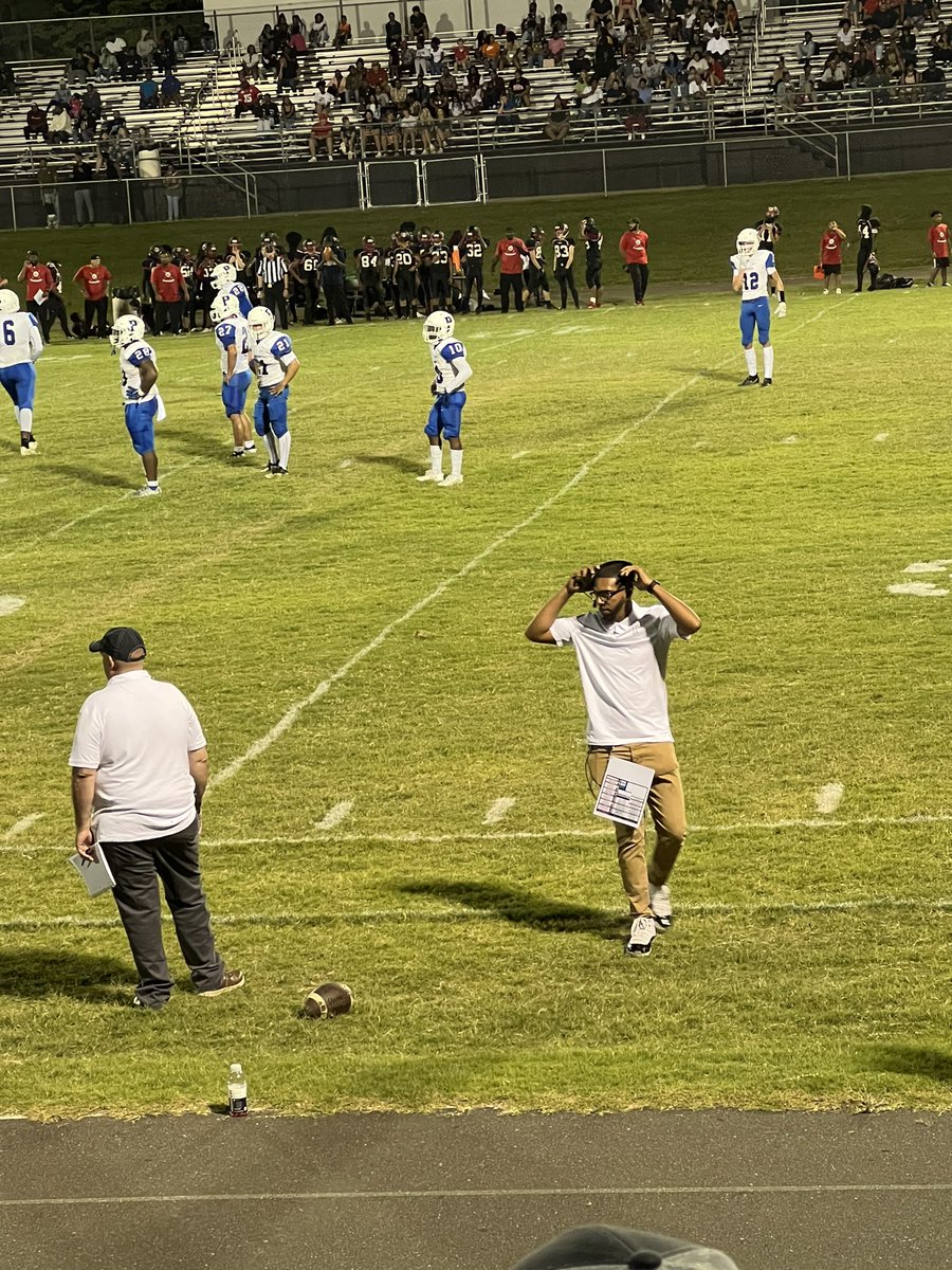 AnissaLittle1's tweet image. Doing what he loves!!! I see ya Coach Derrin Little!!!
#coachlittlejr!!
#offensivecoordinator
#pearsonhighschool
#proudparentsinthestands!!!
#gotthewin!!!