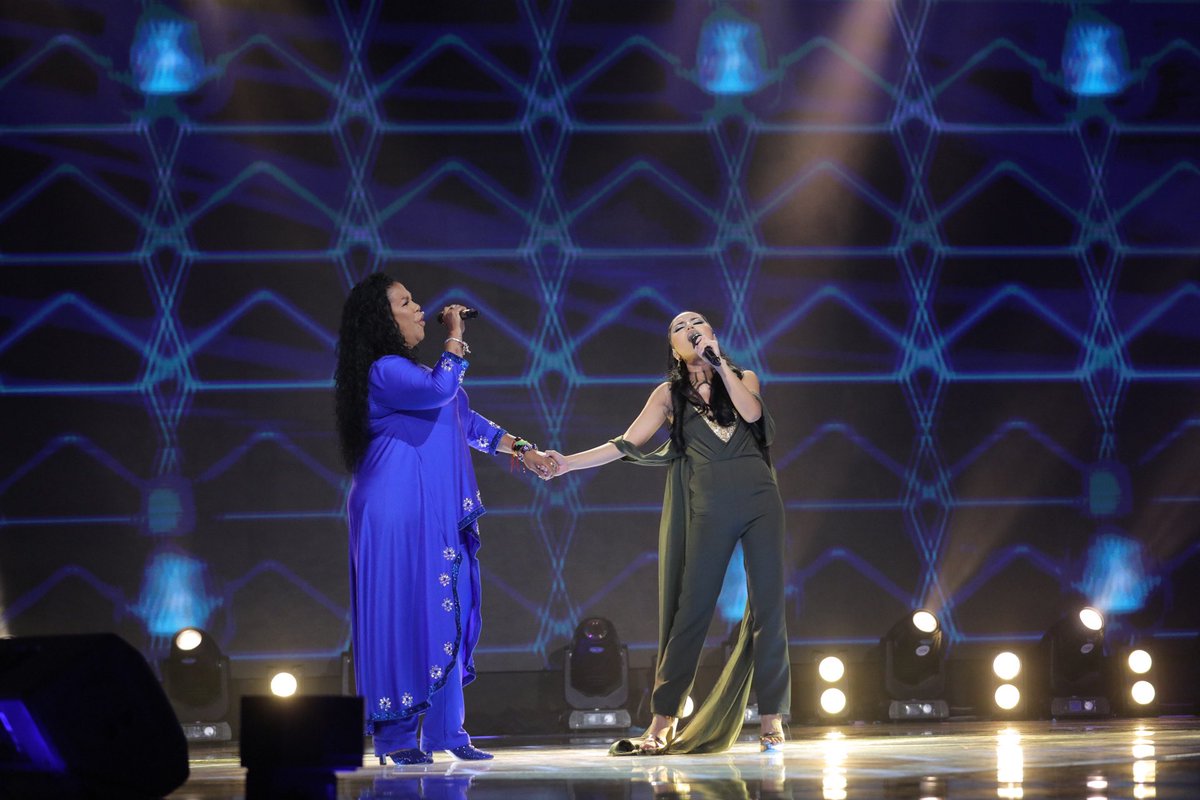 lavozpeoficial's tweet photo. #EquipoEva 🥰 ¡Presentación de lujo entre Lita Pezo y la gran Eva Ayllon! El público se pone de pie con “Desesperado” 🔥🤗 ¿Le darás tu voto hoy? #LaVozPerú #LaVozPerúFinal #TalentoDeVerdad https://t.co/ETl9fYB9QR