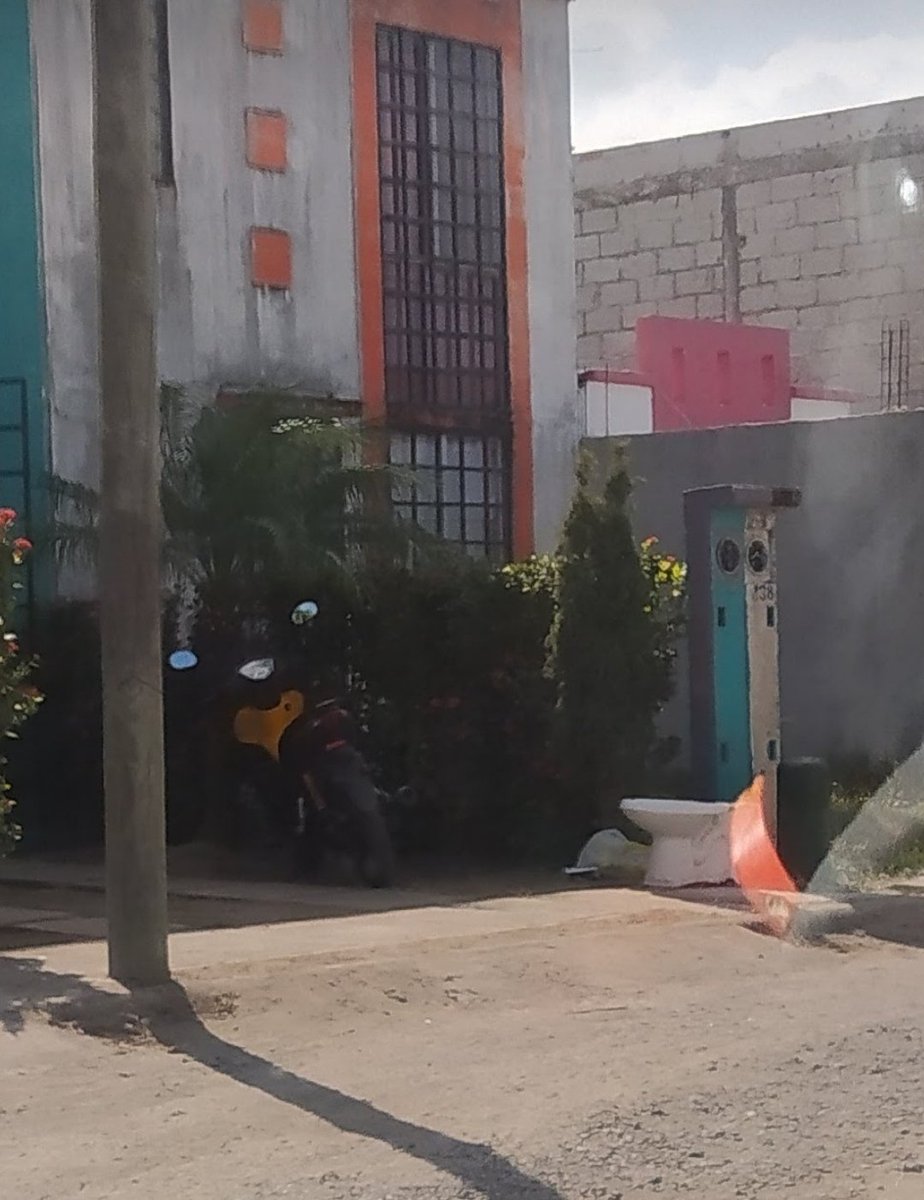 ProfesionalXD1's tweet photo. @CFEmx @CFE_Contigo 🛑GRAN ROBO DE LUZ 🛑 Ya es imposible de creer! reportes tras reportes, direcciones, fotos todo y siguen las casas habitadas con climas y sin medidor, sin contratados sin nada!! Urge revisar todo el Frac Arboledas San Ramón, Medellín. de Bravo, Ver @ManuelBartlett @lopezobrador_ https://t.co/vDF2WTgQ3b