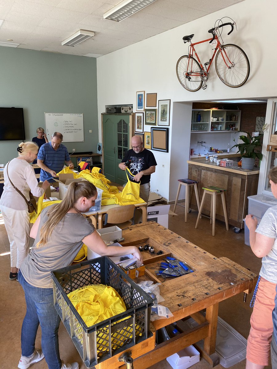 KeistadFietsF's tweet photo. Behind the scenes: Gisteren is er hard gewerkt door het team! Volop voorbereidingen getroffen voor ons fietsfeestje. We zijn klaar voor de grote dag! Vanaf 10.00 uur staan we klaar! #keistadfietsfestival #amersfoort #lavueltaholanda #vamosamersfoort #toertochten #teamwork #sport https://t.co/pul6id4nTm