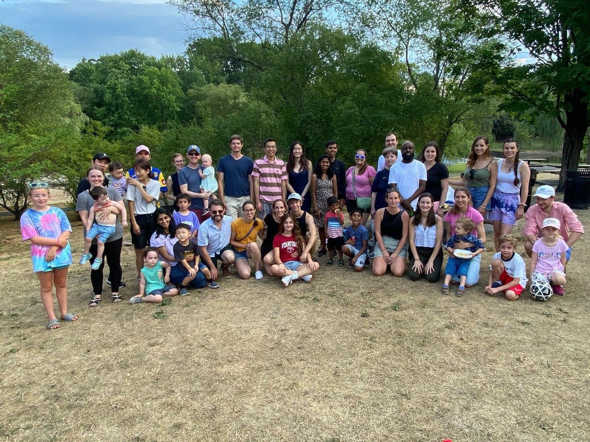 A perfect day for a picnic with this spectacular lab family! I hear there is a volleyball team in the making 😊😊😊