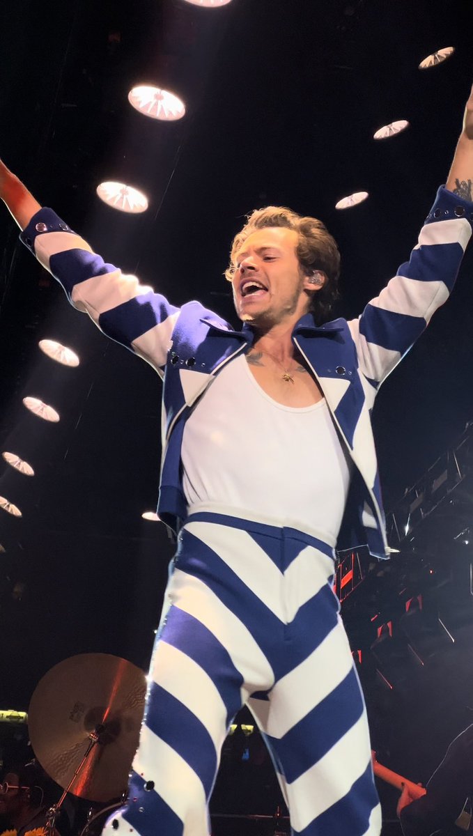 TheHarryNews's tweet image. Harry glowing tonight! #LoveOnTourNYC (Via tricharry)