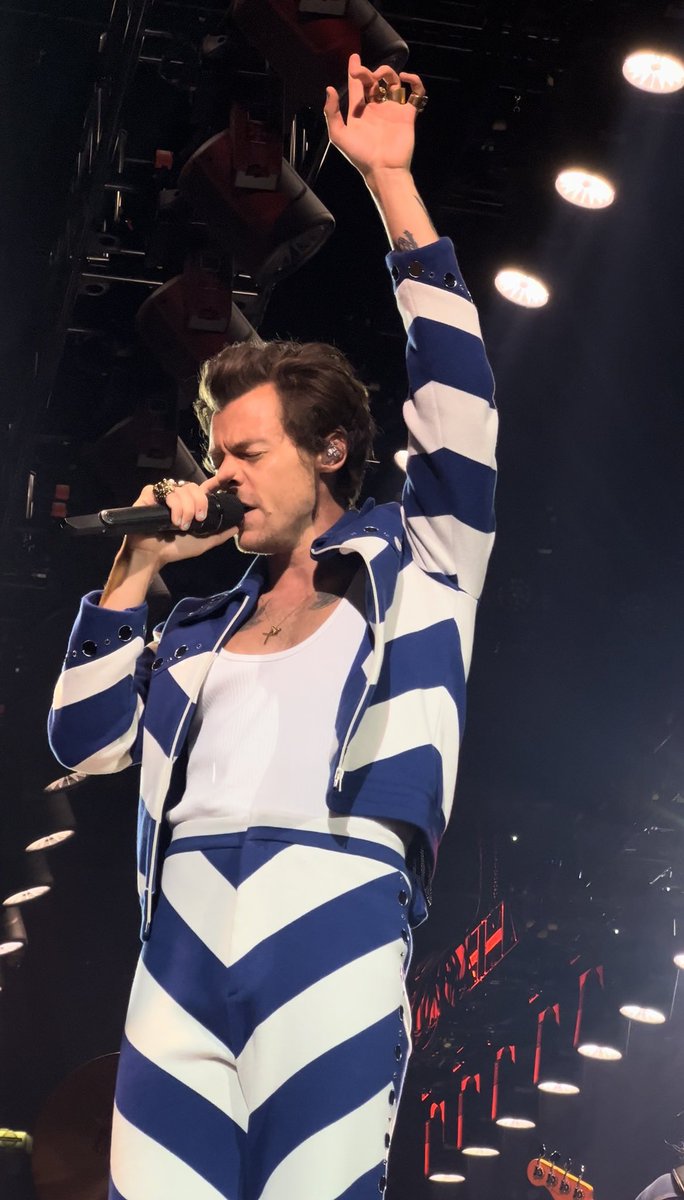 TheHarryNews's tweet image. Harry glowing tonight! #LoveOnTourNYC (Via tricharry)