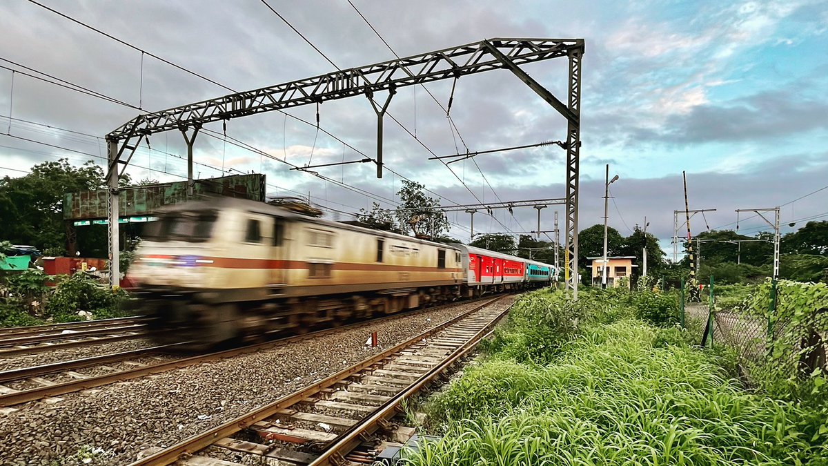 JatinBhhavsar's tweet photo. 21-08-22
#Khadki #KonarkExpress #missyousachin #trainspotting #lovetrains #shotoniphone12promax #apple #pune #punecitylife #instarailway #instarailfans #irfca #railpostlens #railpicoftheday #speed #motionblur https://t.co/pxSflFVjYn