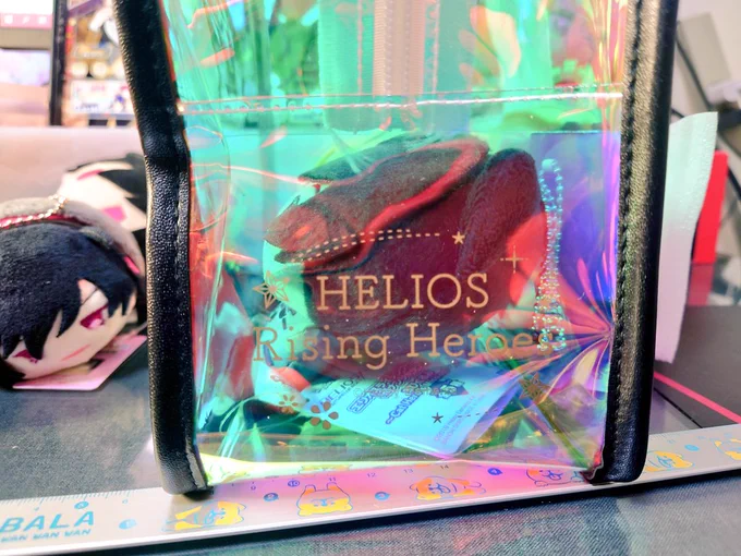ㄛㄛ只有正面是透明其他地方是極光色好好看喔.....但他好大啊... 