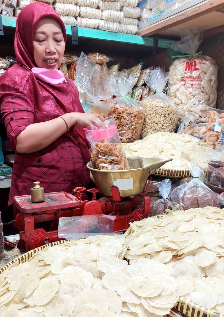 piotr_smieszek's tweet photo. Sprzedawczyni tradycyjnych jawajskich chipsow - #krupuk - z targu #Beringharjo w #Yogyakarta https://t.co/zGibdPtblG