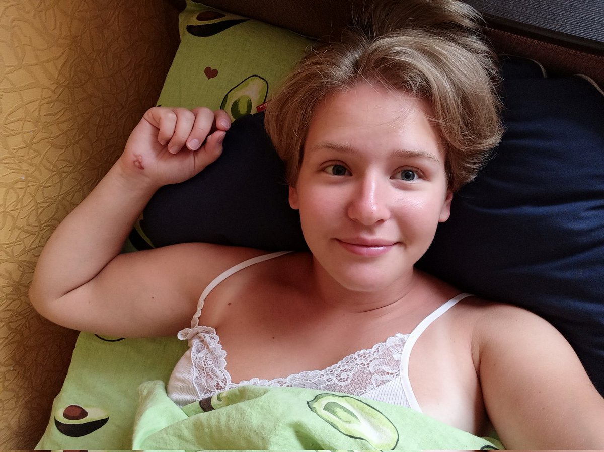 Я помылась в родном душе, надела чистую пижамку, расправила любимый диван и иду спать дома!!!