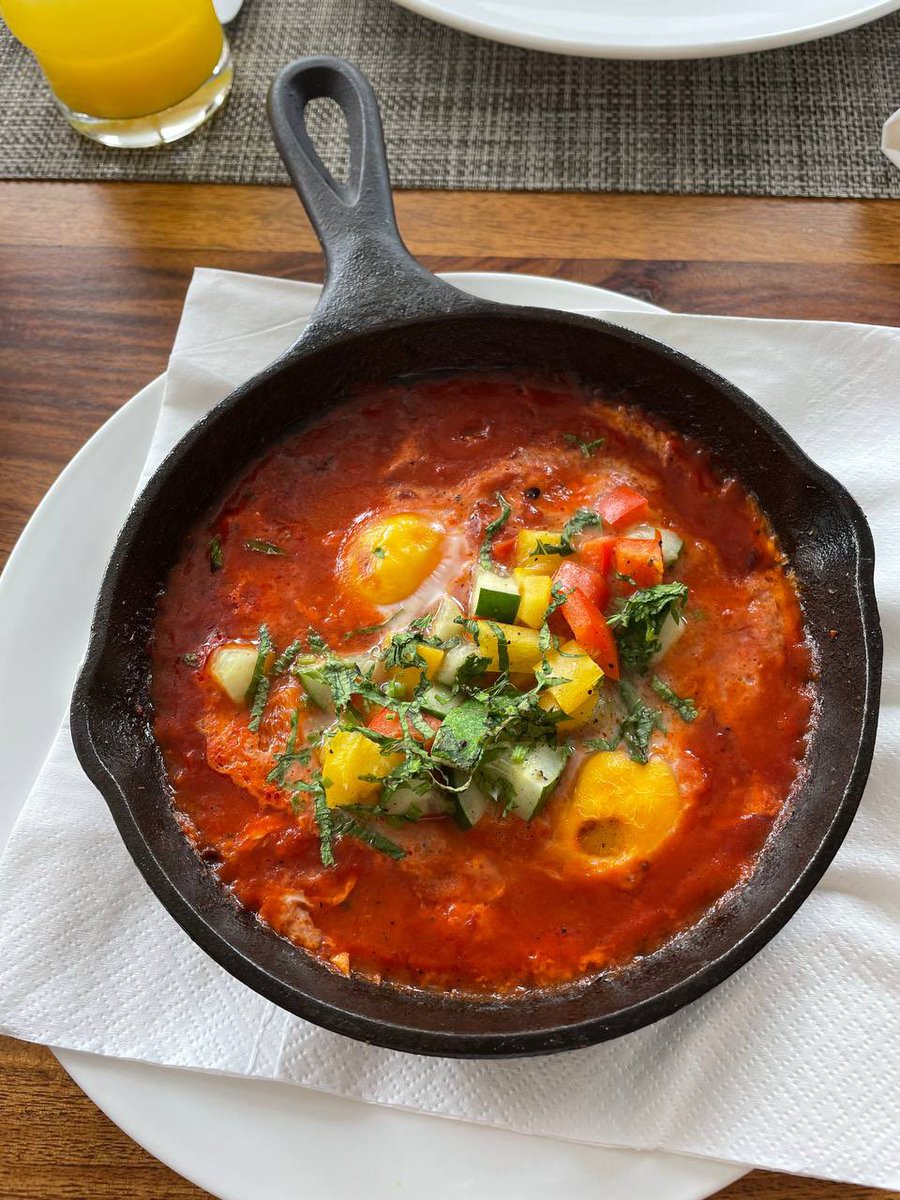 neeta_com's tweet photo. Our foodcation @karmalakelands is an opportunity for us to explore varied lipsmacking dishes —fm Italian thin crust pizzas 🍕 to Israeli shakshuka, Belgian waffles &amp; ofc organically grown fruit 😋#foodcation #luxurytravel #lovingit #food #pizza #shakshuka #fruitplatter #waffles https://t.co/g3Z837iVGy