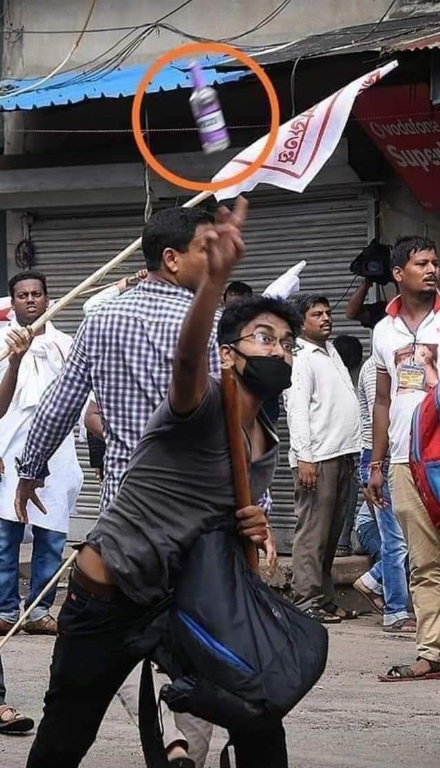 chandandnath's tweet photo. বামপন্থীদের শান্তিপূর্ন আন্দোলন 😀
#LeftTerror https://t.co/ZgoXvVy3Oo