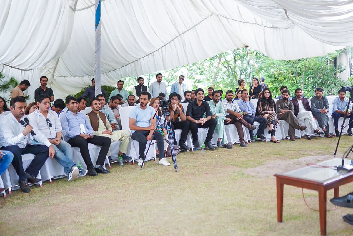 MashwaniAzhar's tweet photo. رپورٹرز اور اصلی صحافیوں کا مقصد خبر نکالنا ہوتا ہے نا کہ آپ کی طرح آرام دہ نشت، کھابے یا لفافے ڈھونڈنا

یہاں 75 کرسیاں لگی ہوئی تھیں لیکن سو سےذائد مہمان آ گئے، فوری طور پر کوئی انتظام نہیں ہو سکتاتھا تو کچھ دوستوں نے مہربانی کی اور بغیر برا منائے کھڑے ہو کرسیشن اٹینڈ کر لیا https://t.co/7B4aV8jSvQ