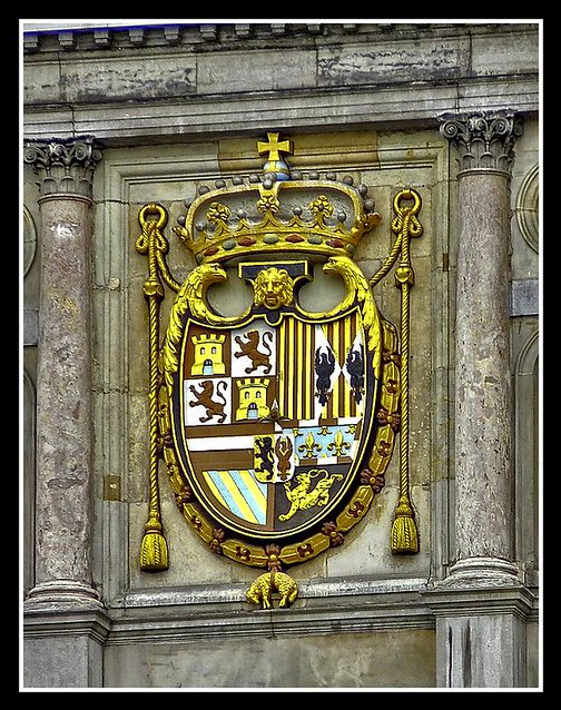 Ayuntamiento y escudo de Amberes, Flandes, Bélgica. El que tenga ojos para ver, que vea. ¡Feliz domingo 21-VIII-2022! <a href="/trastamara_ana/">Ana Mª Poveda</a> <a href="/currelator/">concha casas</a>