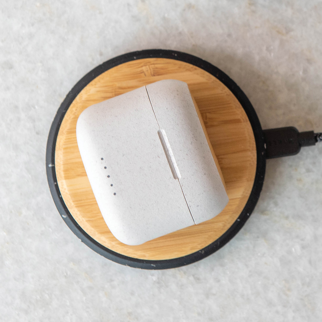 Sleek, simple, powerful ⚡️

The One Drop Wireless Charger is the new sustainable home for your everyday essentials.