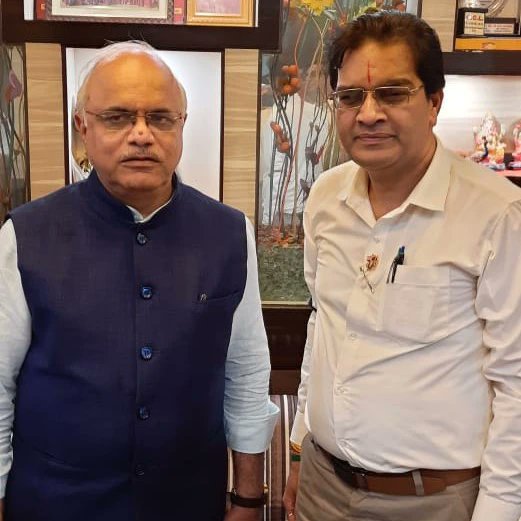BMSirOfficial's tweet photo. प्यारे विद्यार्थियों,
कल शाम को 8:00 बजे श्री विनय जी सहस्त्रबुद्धे (फॉर्मर मेंबर ऑफ़ राज्य सभा ) से सौहार्दपूर्ण मुलाकात की।
विद्यार्थियों के हित में एवं नीट परीक्षा में जिन विद्यार्थियों के साथ गलत हुआ, उनको न्याय दिलाने के हित में चर्चा हुई।
#NEETUG2022 https://t.co/w7Jw3XGWsx