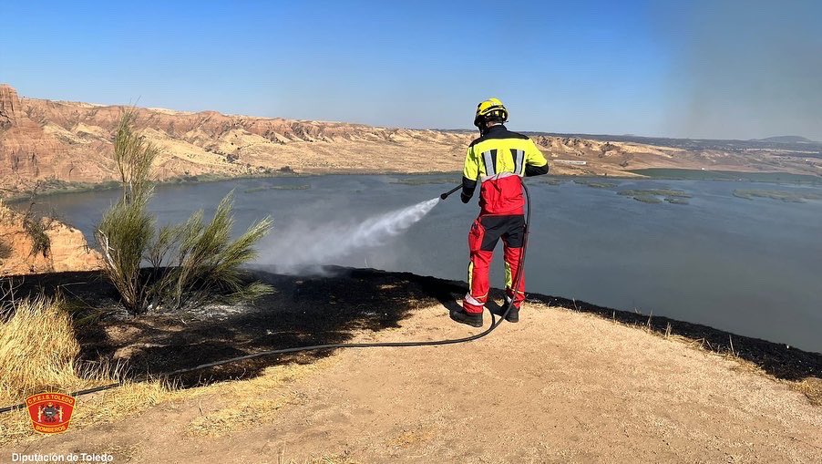 cpeistoledo's tweet photo. 📍Incendio de vehículo 🔥🚗Bargas.
Extinción y refrigeración.
Interviene @CpeisToledo #Guardiacivil062 #proteccioncivil
📍Incendio forestal 🔥🌳Burujón.
Extinción de 6 ha en las Barrancas
Interviene @CpeisToledo #Guardiacivil062 #planinfocam
#CpeisToledo
#Bomberos https://t.co/0oz5tnZ0zj