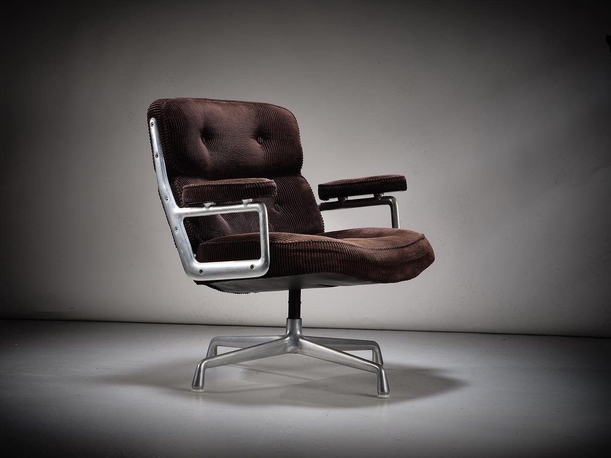 shaunbrownell's tweet photo. Gorgeous Original 1980’s Eames ES105 Herman Miller ‘Time Life Lobby’ Desk Chair in Original Chocolate Corduroy Available Now From https://t.co/WA8BR1ib1z #Eames #timelife #Lobby #ES105 #NY #Desk #OfficeChair #Boss #midcenturymodern #midcenturyfurniture #midcenturyhome https://t.co/ONeAlzNUaL