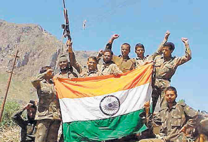 कारगिल पर विजय प्राप्त कर तिरंगा फहराने वाले फौजी भाइयों के लिए लाइक रुकने नहीं चाहिए ....

#India #Kargil #Army