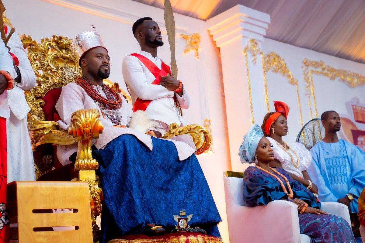 Toritse_PEO's tweet photo. Congratulations my king: Ogiame Atuwatse III @TsarTsola, the 21st Olu of  Warri on your 1st coronation anniversary.

PS: Can you see my Olori, she's abosolutely regal. https://t.co/FO9W2OJCwy