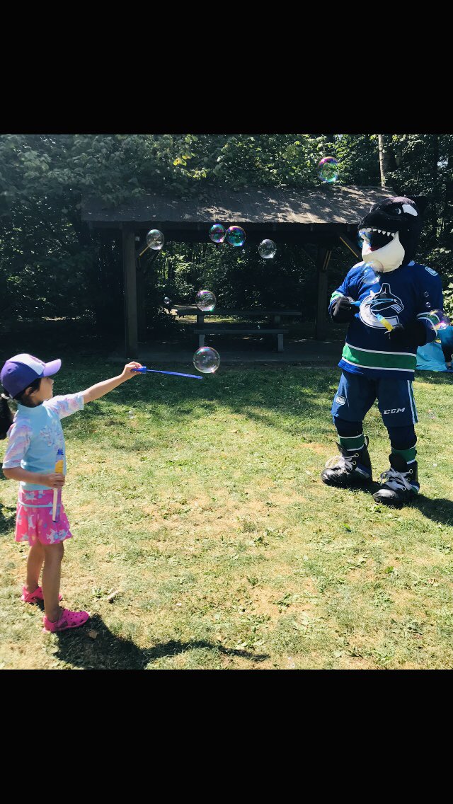 Playing bubbles with <a href="/CanucksFIN/">FIN</a> at a birthday party &amp; #TeamCanada wins gold at #WorldJuniors2022!! 👍<a href="/Canucks/">Vancouver Canucks</a> #isitoctoberyet