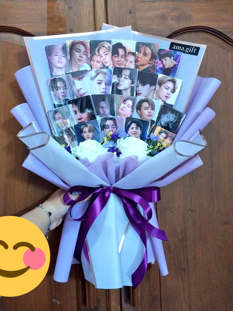 Buket photocard bts 23 pc with mawar only 100-an ajah

Order by shopee shopee.co.id/product/535460…

#bts #jimin