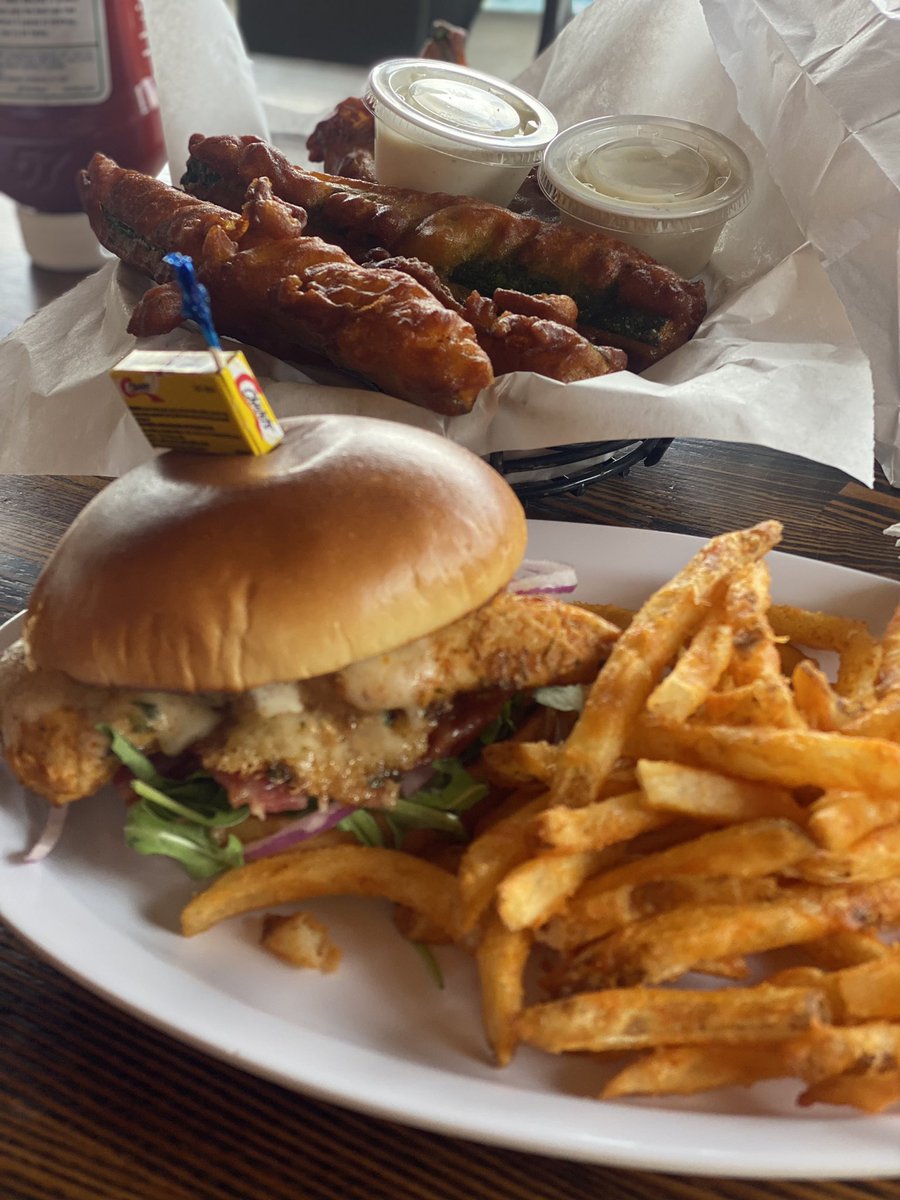 EmilyJazzKim's tweet photo. The cutest little restaurant in oak glen yesterday for lunch https://t.co/m1LsXLWfCl