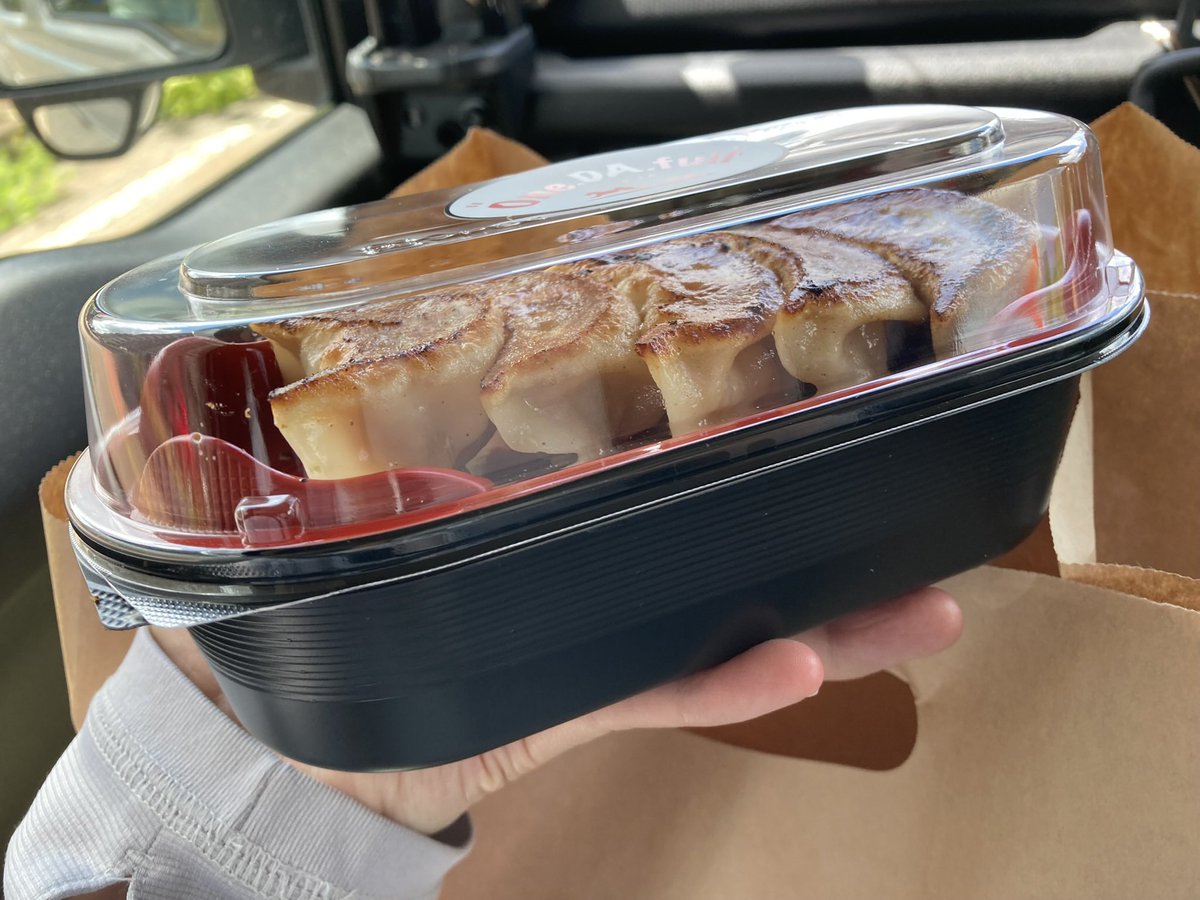 gotokunekomata's tweet photo. この休み期間中にやっとこ行けた
One.DA.full
炒飯と餃子のセットをお昼用に購入、
待ち時間にしろいあーめぇもんときいろいあーめぇもんをいただく。
このデザート、結構量あっておいしい…♪
炒飯と餃子も美味しかったでーすヽ(´▽`)/
9月のチーズ餃子も期待💕
#OneDAfull #長岡 #テイクアウト https://t.co/6F5E6XrBZB