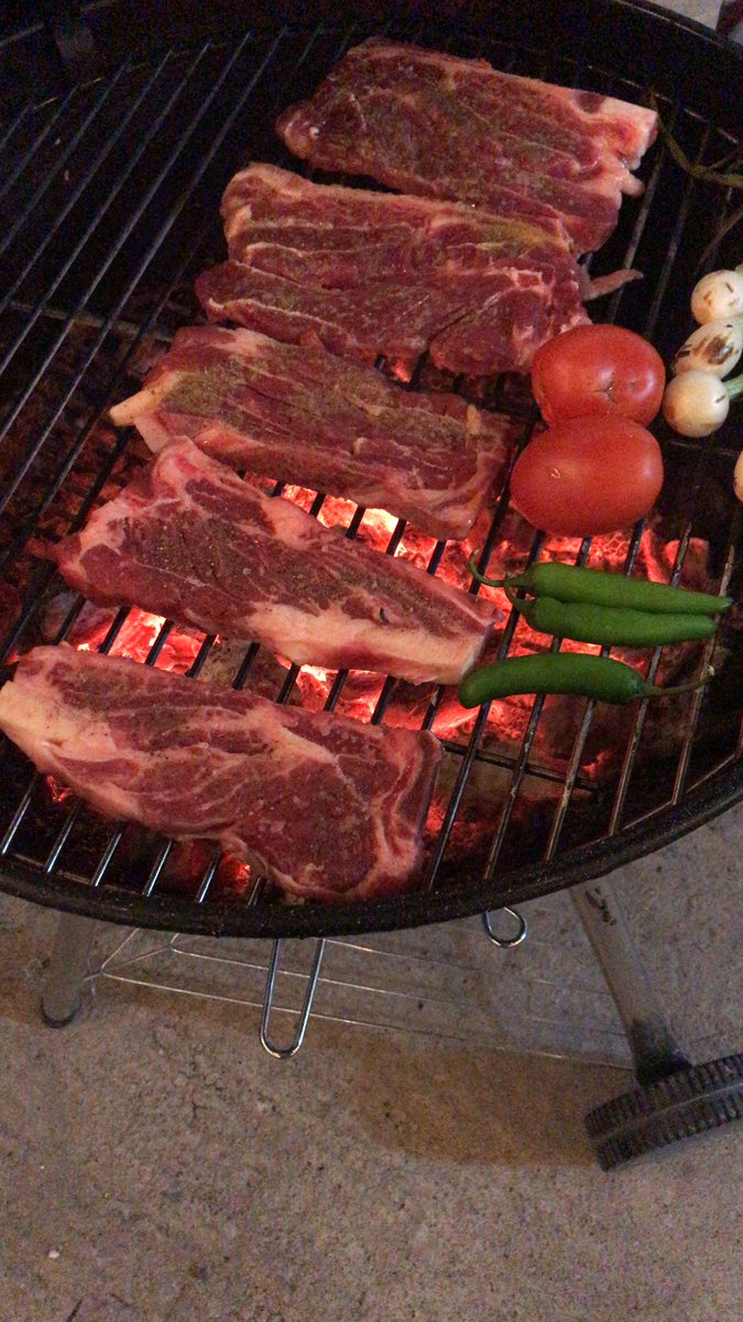 Moyexx's tweet photo. #LMBxFOX apoyando al @AcererosOficial con la infaltable carne asada y Sofía Valeria apoyando al Tara https://t.co/oo9l4dRp5l