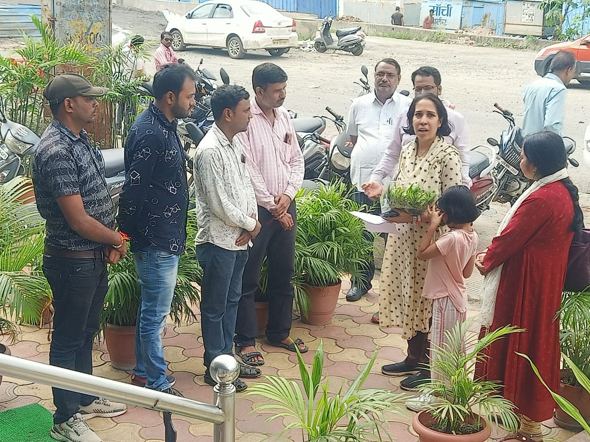 DM_GRSPatondi's tweet image. आज छिंदवाड़ा जिले के हमारे रोजगार सहायक फैजल खान की मनरेगा आयुक्त सूफिया मैडम जी से अहम मुलाकात हुई ।जिसमे फैजल भाई ने अपनी मांगों को छिंदवाड़ा होटल में रुकी मैडम जी को बताया एवम तुरंत ही मैडम जी ने GRS के विशेष स्थिति में ट्रांसफर किए जाने के आदेश को तुरंत फोन कर आदेश करने को कह