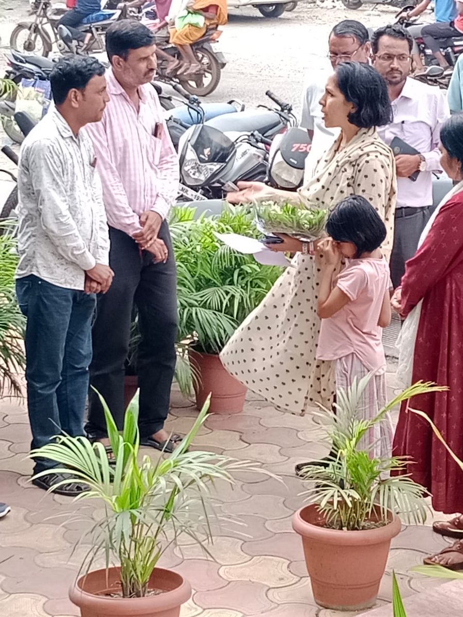 DM_GRSPatondi's tweet image. आज छिंदवाड़ा जिले के हमारे रोजगार सहायक फैजल खान की मनरेगा आयुक्त सूफिया मैडम जी से अहम मुलाकात हुई ।जिसमे फैजल भाई ने अपनी मांगों को छिंदवाड़ा होटल में रुकी मैडम जी को बताया एवम तुरंत ही मैडम जी ने GRS के विशेष स्थिति में ट्रांसफर किए जाने के आदेश को तुरंत फोन कर आदेश करने को कह