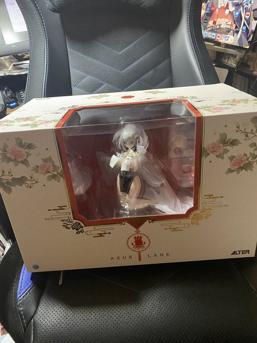 フォロワ管理作業の労いか、ちょうど春節シリアスさんフィギャー届いt  うわ箱でっか
(比較対象  椅子と、藤ます先生のシリアスさん抱き枕) 